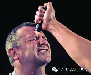 如（rú）何利用TANK007戰術手電防身
