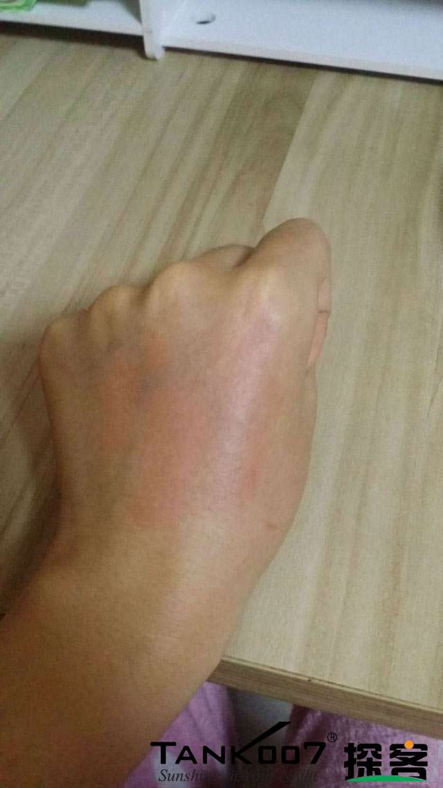 客戶買（mǎi）了紫光手電驗熒光劑，先拿（ná）麵膜大姨媽巾開刀 