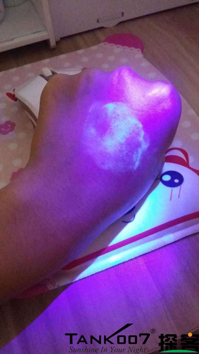 客戶買了紫光手電驗熒光劑，先拿麵膜大姨媽巾開刀 