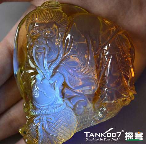 網上用紫光手電鑒定（dìng）琥珀的帖子這麽多，哪個是真假？