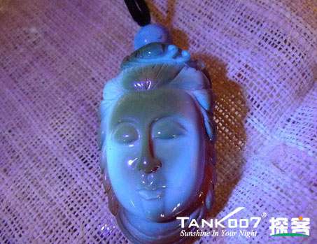 網上用紫光手（shǒu）電鑒定琥珀的帖子這麽多，哪個是真假？